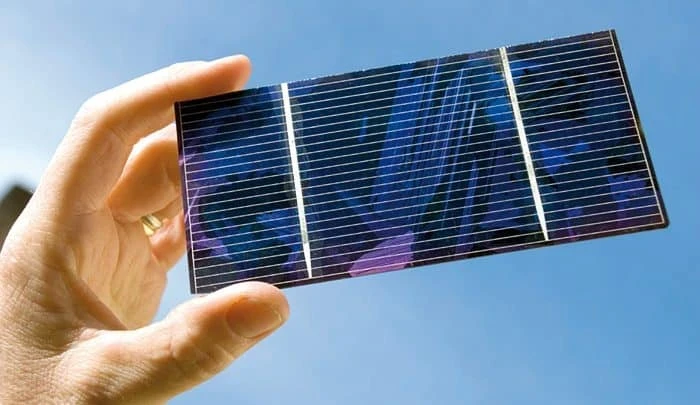 هواتف ذكية جديدة تتمتع بإمكانية الإصلاح الذاتي والشحن بالطاقة الشمسية
