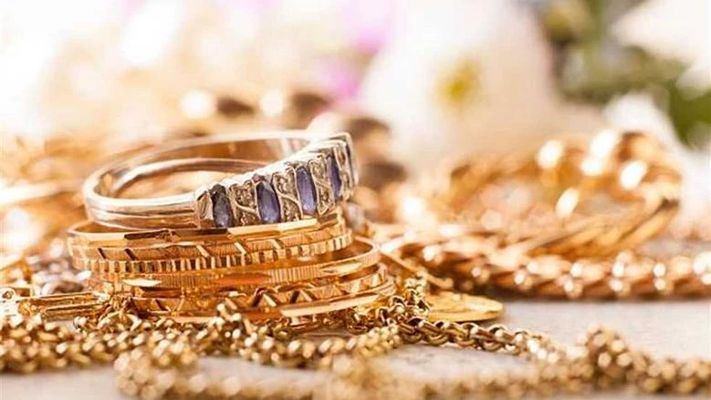 تراجع الذهب بعد اختراق 3500 دولار... هل تبدأ الفضة رحلة الصعود؟