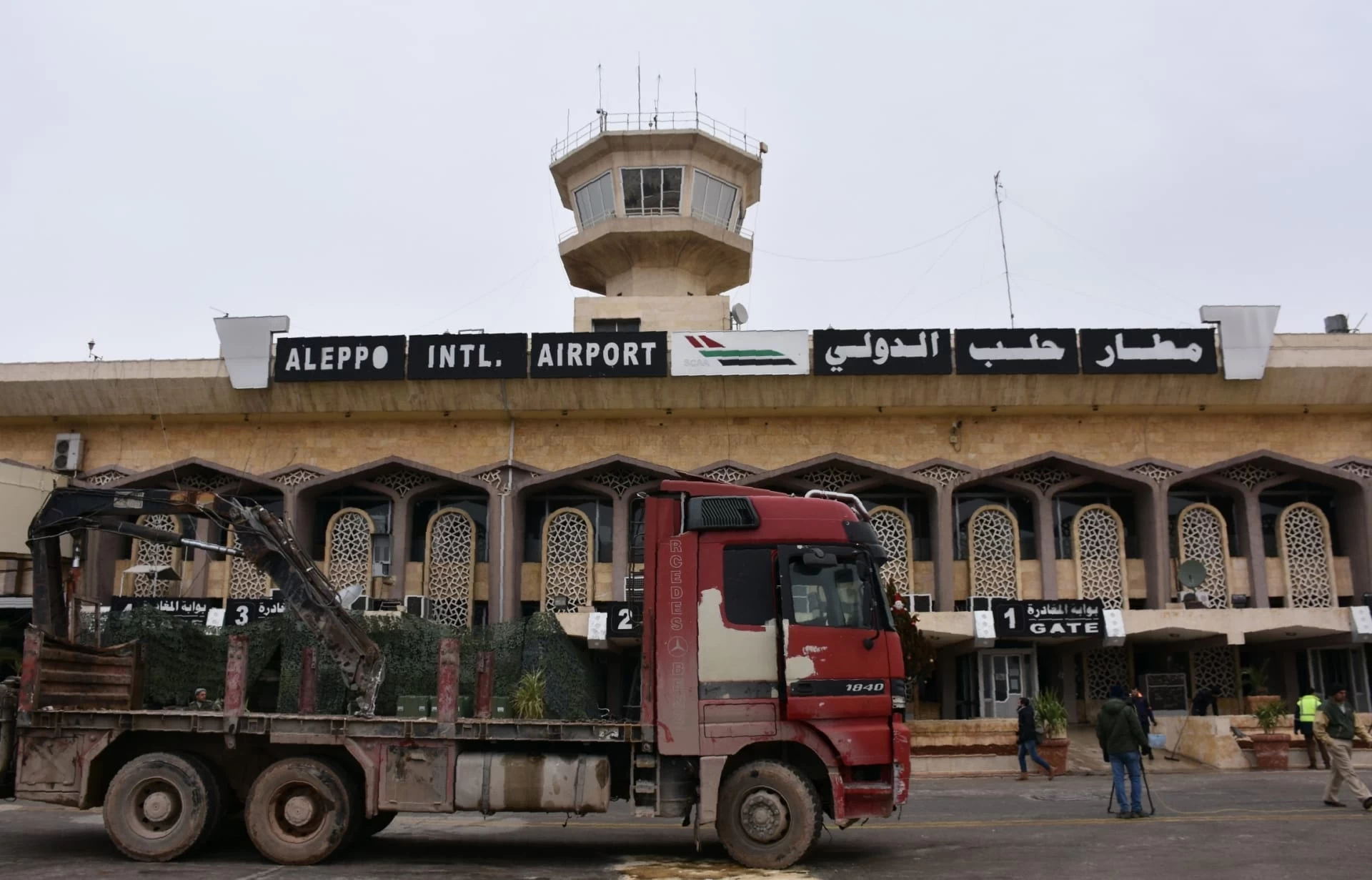 غـارات إسـرائيـلية على مطار حلب الدولي